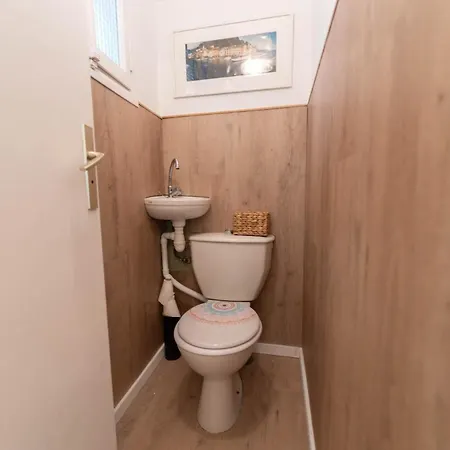 Jolie Maison Avec Jardin, A 500m De La *