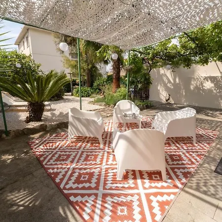 Jolie Maison Avec Jardin, A 500m De La *