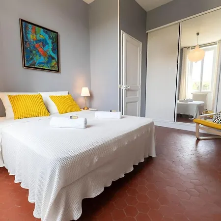 Jolie Maison Avec Jardin, A 500m De La