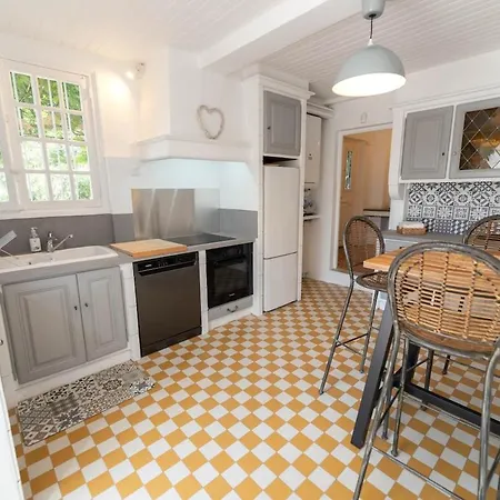 Jolie Maison Avec Jardin, A 500m De La