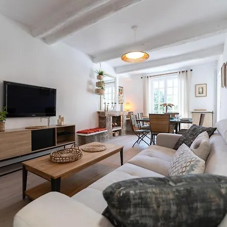 Jolie Maison Avec Jardin, A 500m De La *
